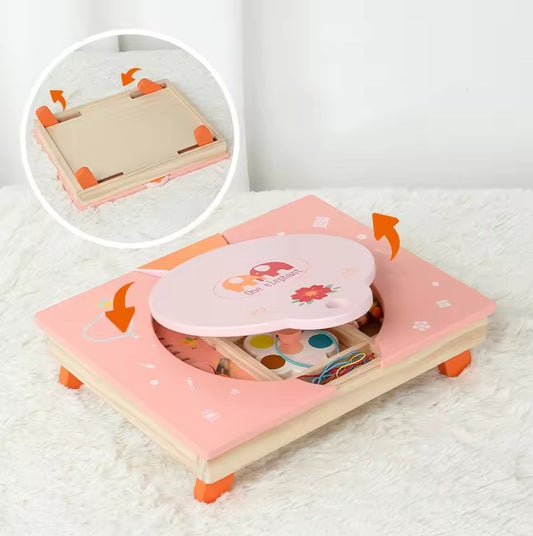 Koka bērnu tualetes galdiņa tuvplāns ar atveramu vāku