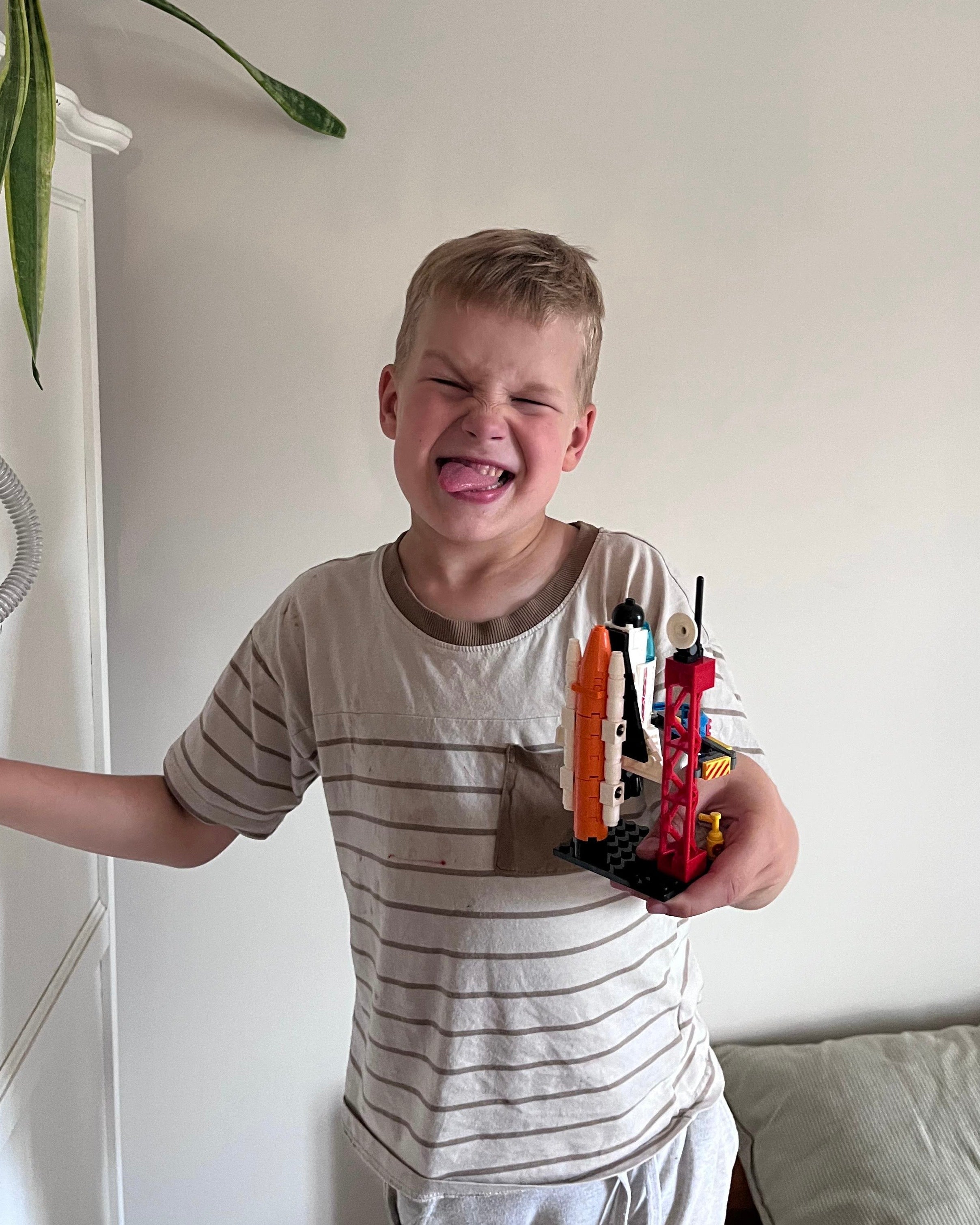 Bērns spēlējas ar lego