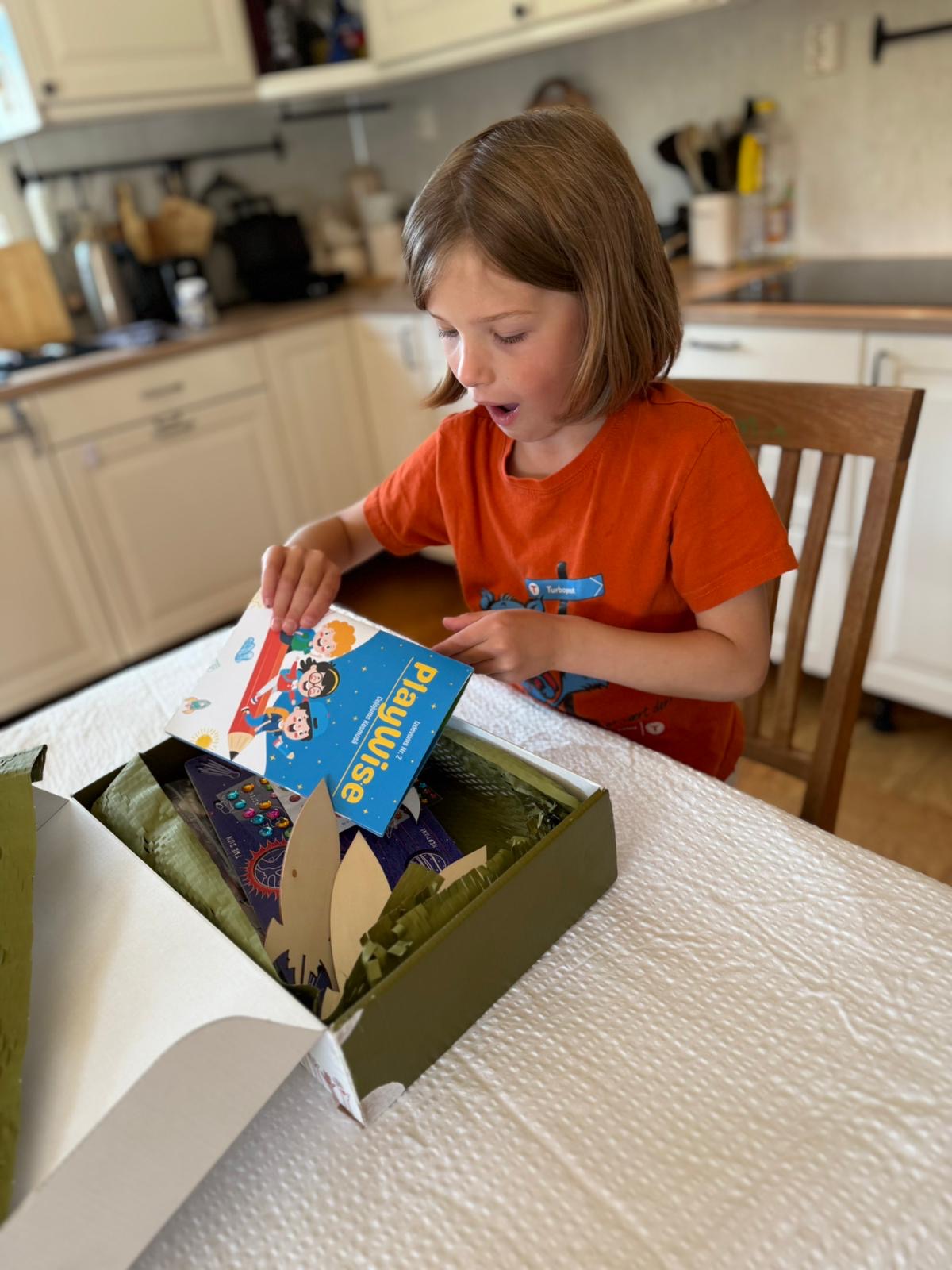 Bērns saņem radošos kastīti