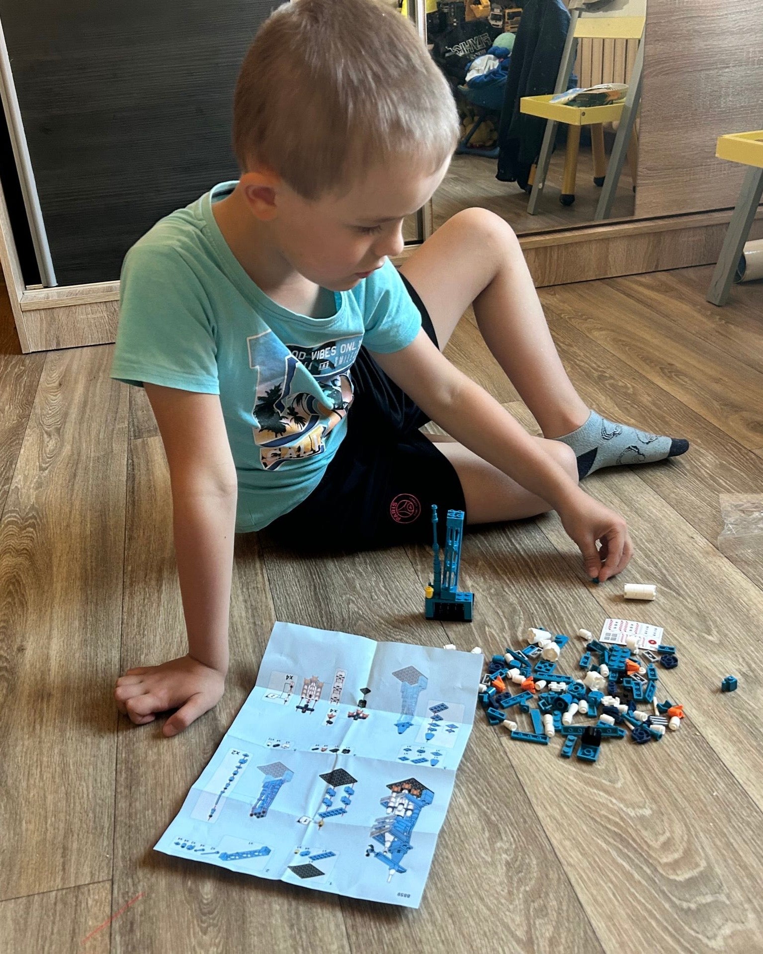 Bērns spēlējas ar lego