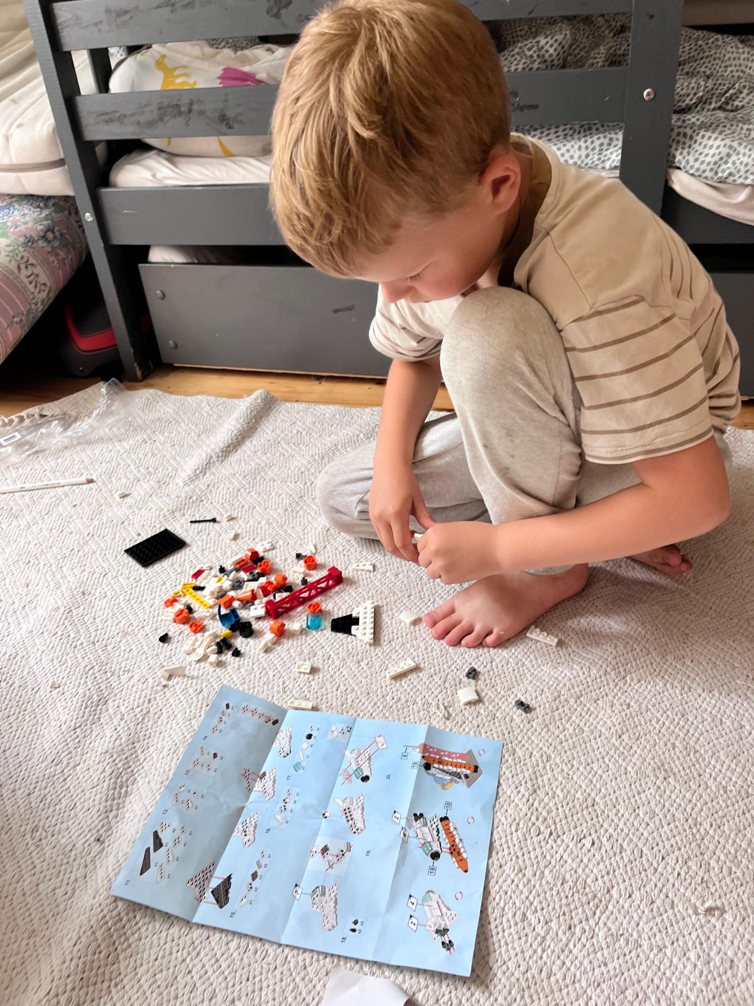 Bērns veido lego konstrukciju