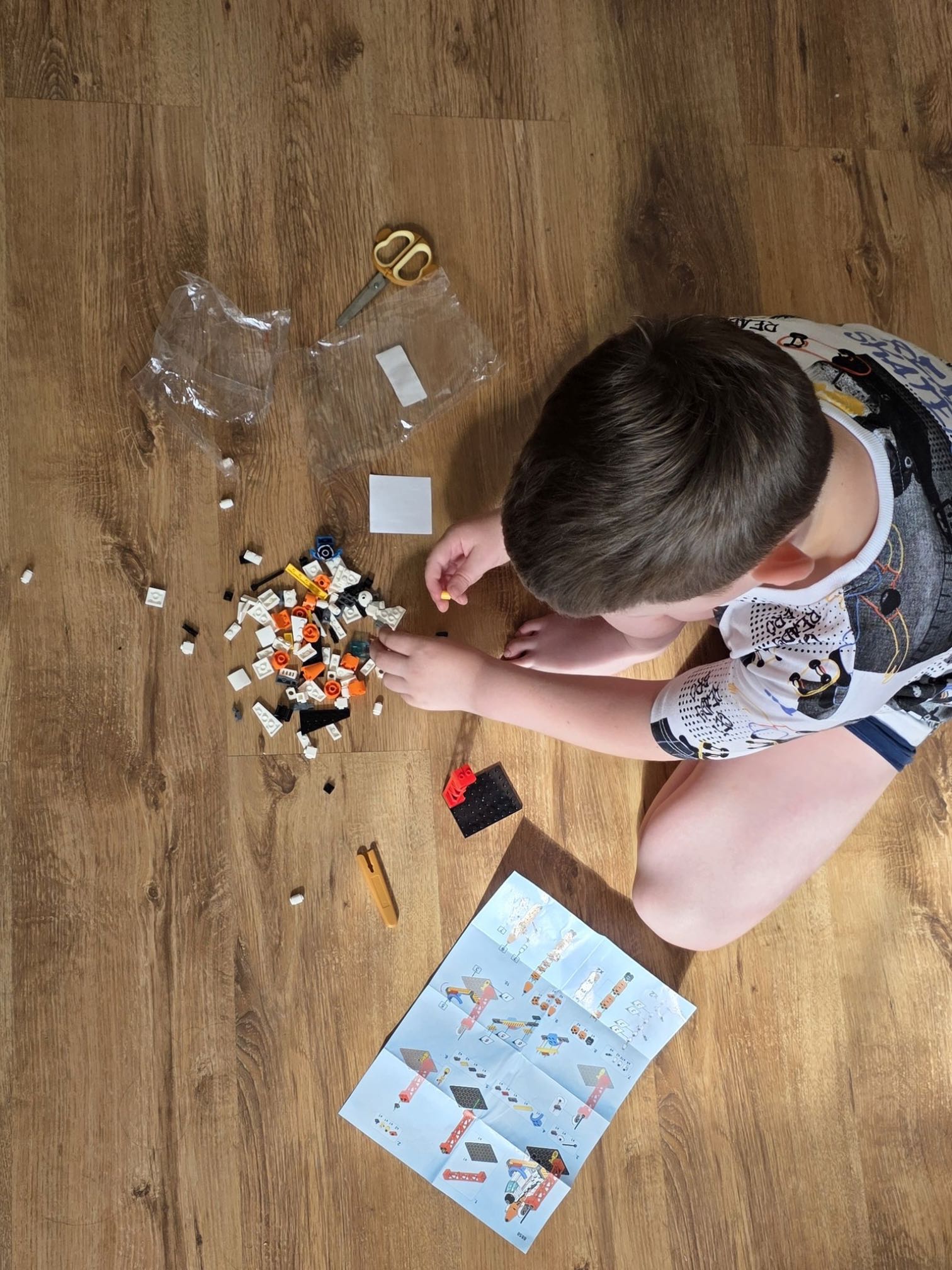 Bērns spēlējas ar lego