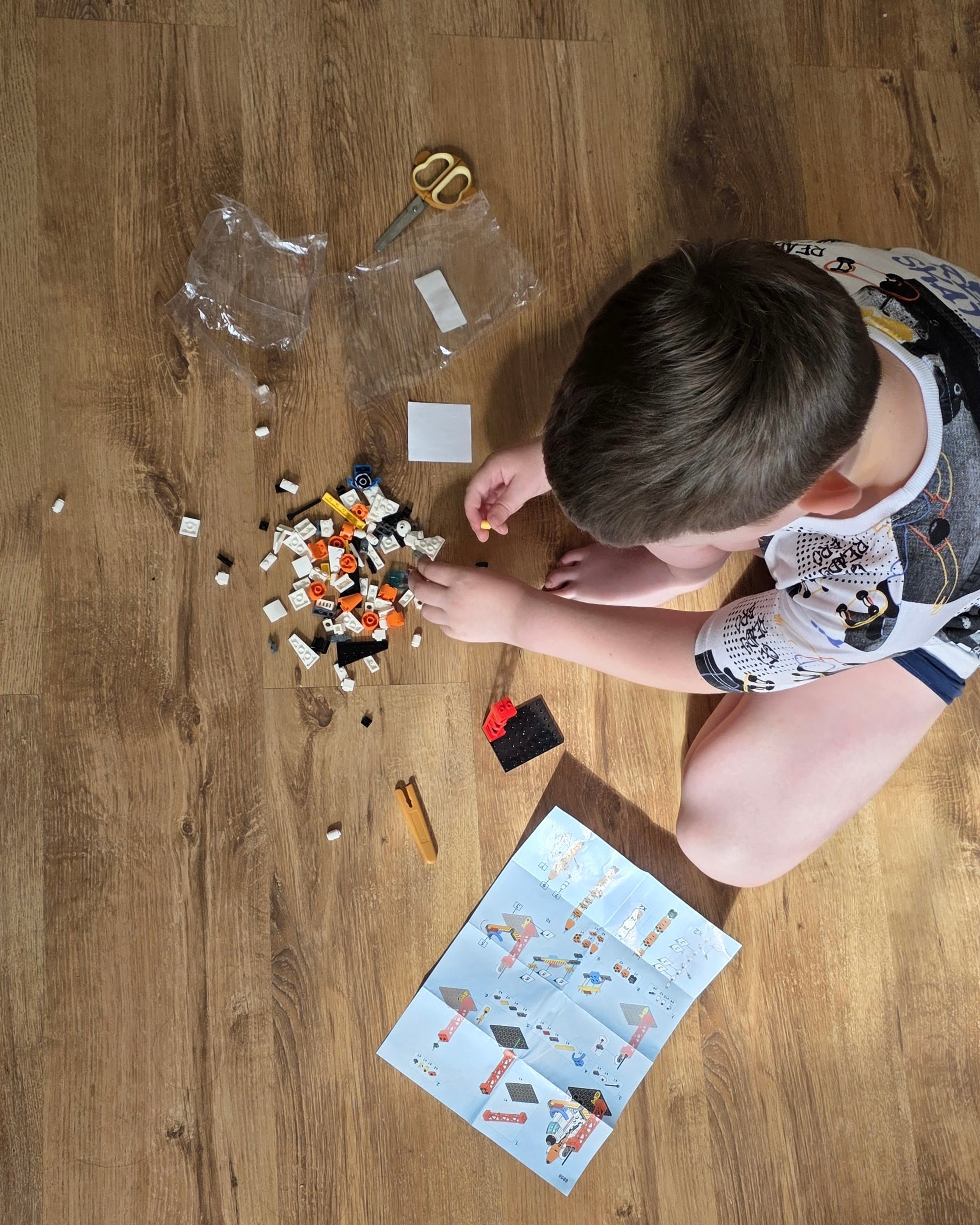 Bērnu rokdarbu kastītē lego