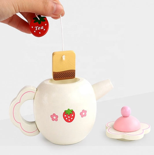 Koka tējas tase tuvplānā ar dabīgu koka faktūru