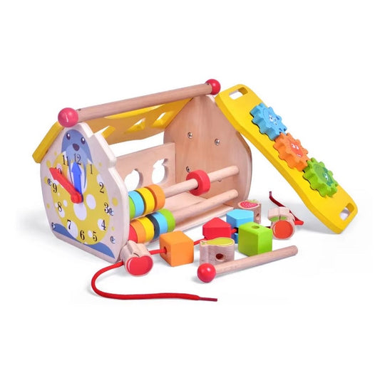 Kvalitatīva koka aktivitāšu mājiņa ar gludu, drošu apdari un dabīgām tekstūrām