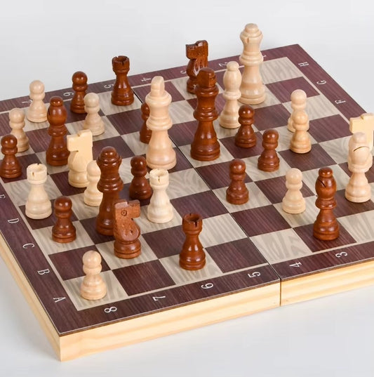 Saliekamais koka šahs ar šaha dēli un figūrām