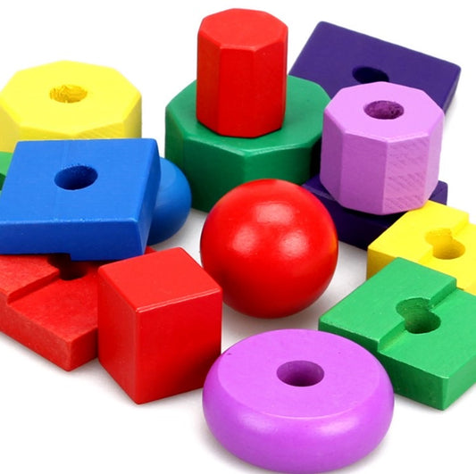 Bērnu koka šķirošanas piramīdas detaļu tuvplāns ar redzamu koka tekstūru